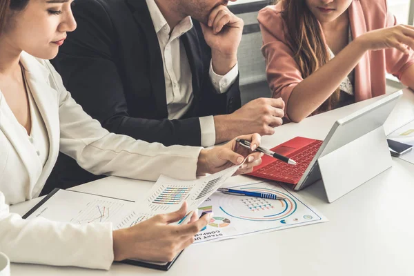 Empresário e empresárias que trabalham no escritório. — Fotografia de Stock