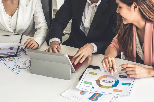 Businessman and businesswomen working in office. — Stock Photo, Image