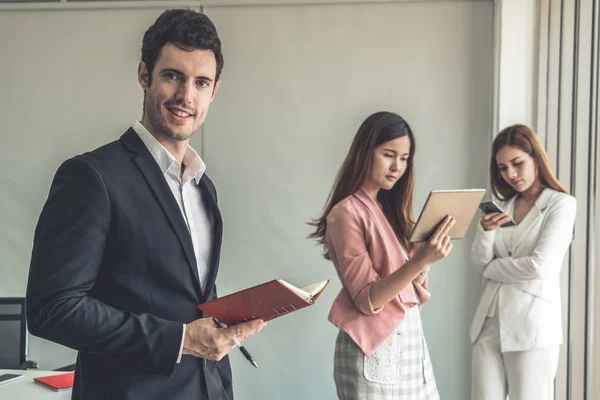 Empresario leyendo libro en oficina de negocios . — Foto de Stock