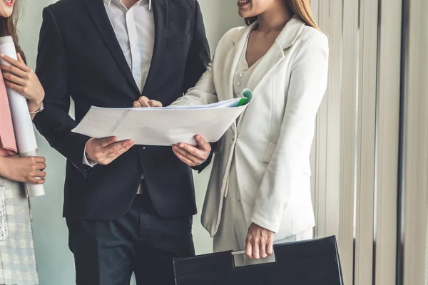 Homme d'affaires et femmes d'affaires travaillant dans le bureau. — Photo