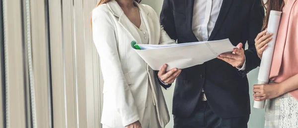 Empresarios y empresarias que trabajan en el cargo. — Foto de Stock