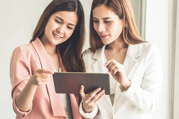 Ofiste tablet bilgisayar kullanan iş kadınları.