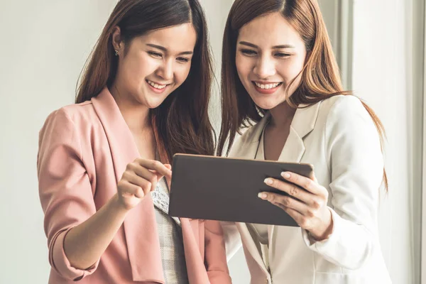 Geschäftsfrauen nutzen Tablet-Computer im Büro. — Stockfoto