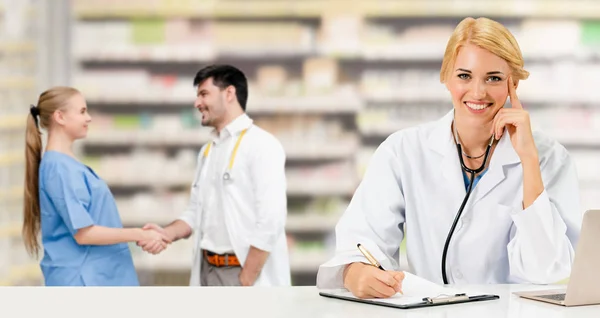 Médico que trabaja en el hospital con otros médicos . — Foto de Stock