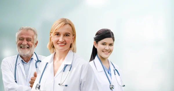 Médecin travaillant à l'hôpital avec d'autres médecins . — Photo