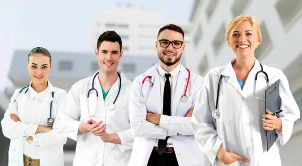 Dokter werkzaam in het ziekenhuis met andere artsen. — Stockfoto