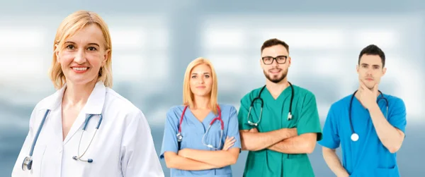 Arzt arbeitet im Krankenhaus mit anderen Ärzten zusammen. — Stockfoto