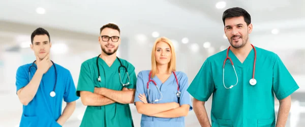 Läkare som arbetar på sjukhus med andra läkare. — Stockfoto