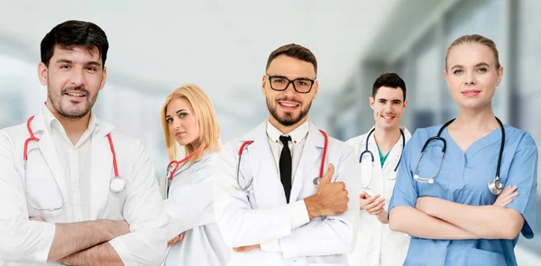 Médico que trabalha no hospital com outros médicos . — Fotografia de Stock