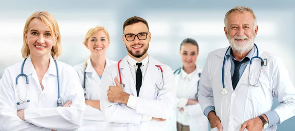 Médico que trabalha no hospital com outros médicos . — Fotografia de Stock