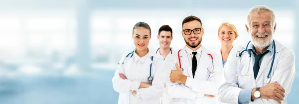 Médico que trabalha no hospital com outros médicos . — Fotografia de Stock