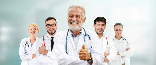 Dokter werkzaam in het ziekenhuis met andere artsen. — Stockfoto