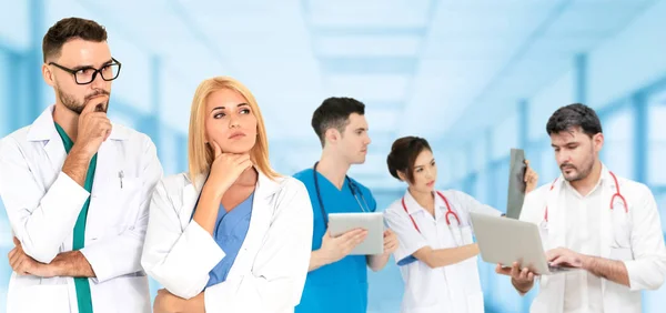 Doctor working in hospital with other doctors. — Stock Photo, Image