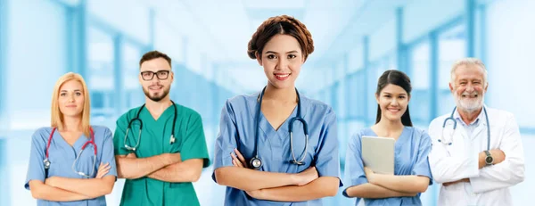 Médico que trabalha no hospital com outros médicos . — Fotografia de Stock