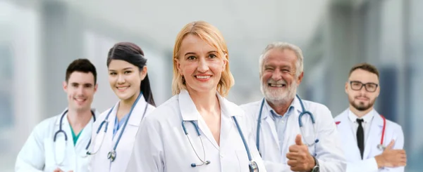 Médecin travaillant à l'hôpital avec d'autres médecins . — Photo