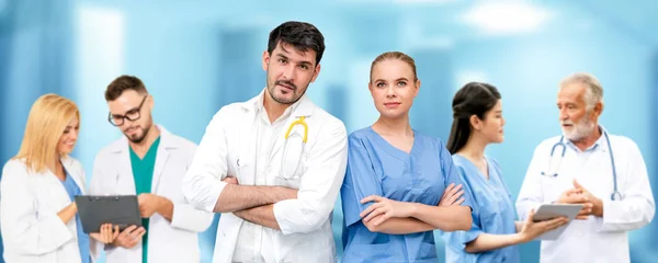 Médico que trabalha no hospital com outros médicos . — Fotografia de Stock