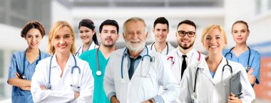 Doktor diğer doktorlar ile hastanede çalışıyor.