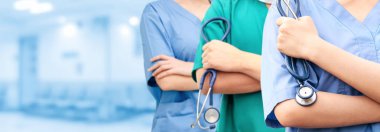 Doktor diğer doktorlar ile hastanede çalışıyor.