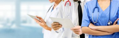 Doktor diğer doktorlar ile hastanede çalışıyor.