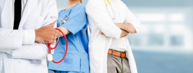 Doktor diğer doktorlar ile hastanede çalışıyor.