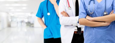 Doktor diğer doktorlar ile hastanede çalışıyor.