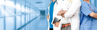 Doktor diğer doktorlar ile hastanede çalışıyor.
