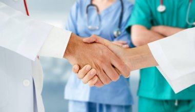 Doktor diğer doktorlar ile hastanede çalışıyor.