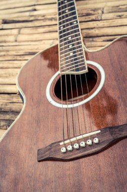 Ahşap arka plan üzerinde klasik gitar.