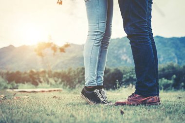 Mutlu çift tepelerde romantik bir yürüyüş.