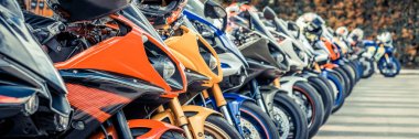 Yaz aylarında şehir caddesinde motosiklet grup park