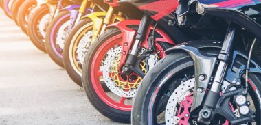 Yaz aylarında şehir caddesinde motosiklet grup park