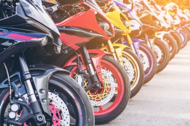 Yaz aylarında şehir caddesinde motosiklet grup park