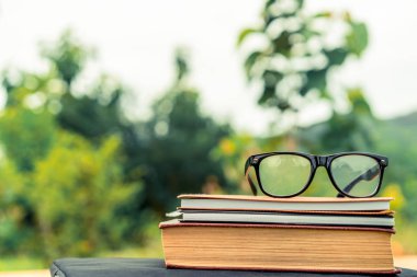 Doğa geçmişi olan kitaplar ve gözlükler.