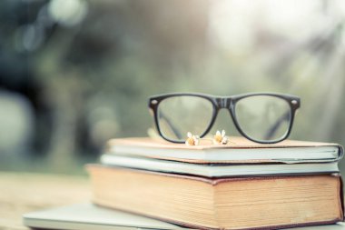 Doğa geçmişi olan kitaplar ve gözlükler.