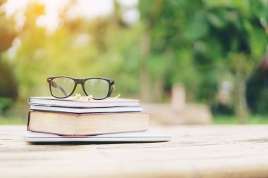 Doğa geçmişi olan kitaplar ve gözlükler.