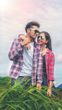 Mutlu çift tepelerde romantik bir yürüyüş.