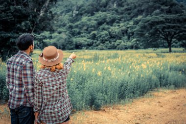 Mutlu çift tepelerde romantik bir yürüyüş.