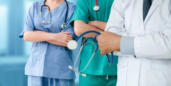 Médico que trabalha no hospital com outros médicos . — Fotografia de Stock