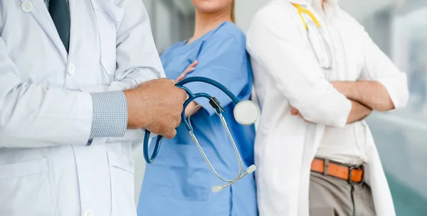 Arzt arbeitet im Krankenhaus mit anderen Ärzten zusammen. — Stockfoto