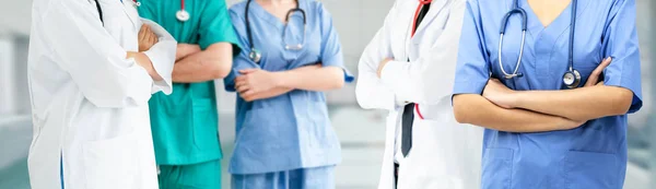 Médico que trabalha no hospital com outros médicos . — Fotografia de Stock