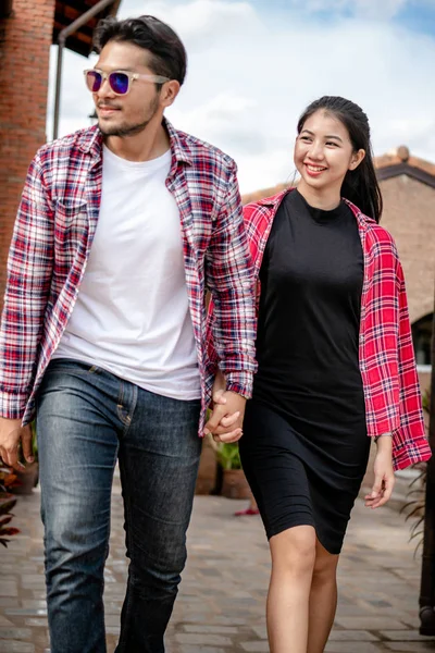 Feliz jovem casal andando na rua na cidade . — Fotografia de Stock