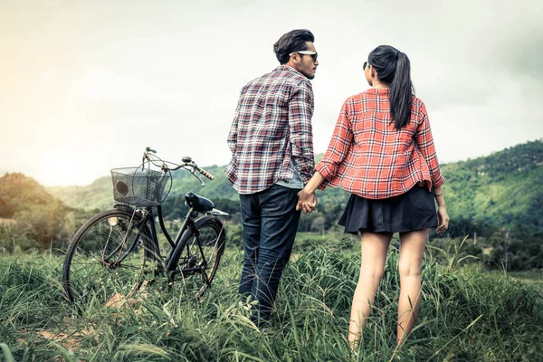 Glückliches junges Paar radelt auf den Hügeln. — Stockfoto
