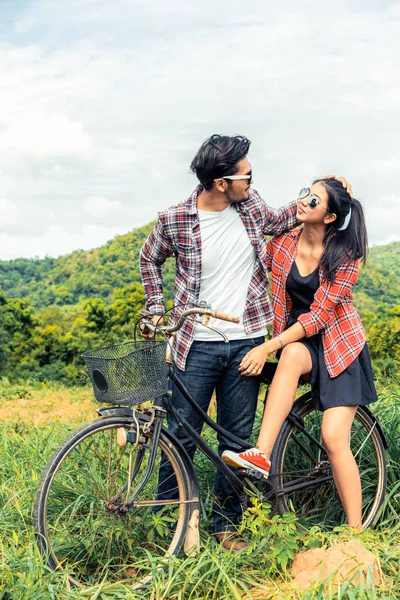幸福的年轻夫妇骑自行车在山上. — 图库照片