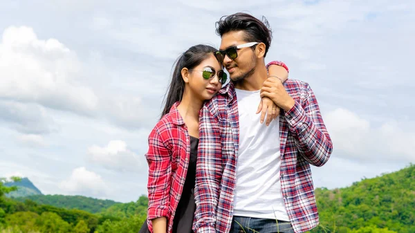 Glückliches Paar macht einen romantischen Spaziergang auf den Hügeln. — Stockfoto