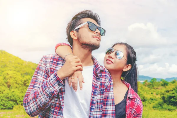 Pareja feliz dar un paseo romántico por las colinas . — Foto de Stock