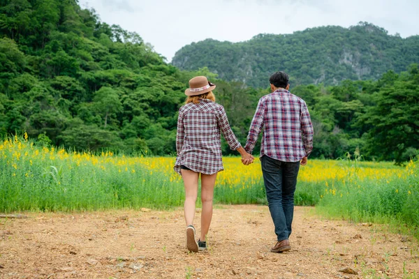 Lyckligt par ta en romantisk promenad på kullarna. — Stockfoto