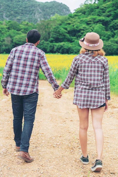 幸福的夫妇在山上浪漫地散步. — 图库照片