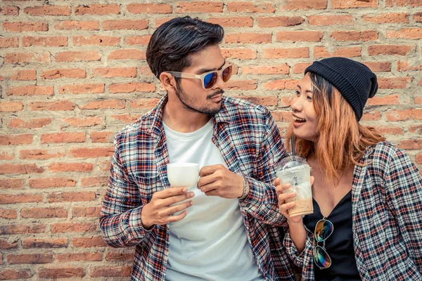 Ευτυχισμένος νέος άντρας και γυναίκα πίνουν καφέ στο δρόμο. — Φωτογραφία Αρχείου