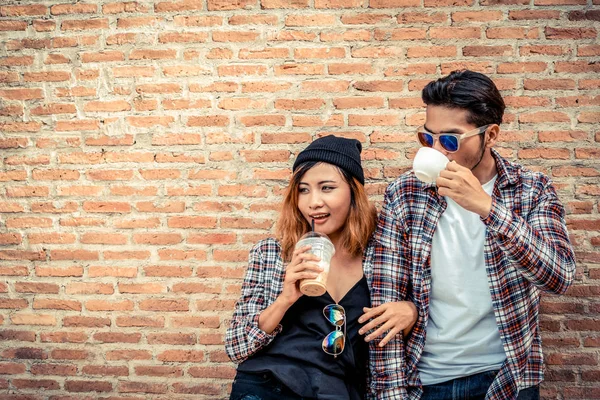 Ευτυχισμένος νέος άντρας και γυναίκα πίνουν καφέ στο δρόμο. — Φωτογραφία Αρχείου