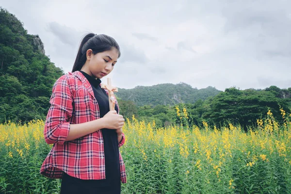 Genç güzel kadın doğa arka plan üzerinde dua — Stok fotoğraf